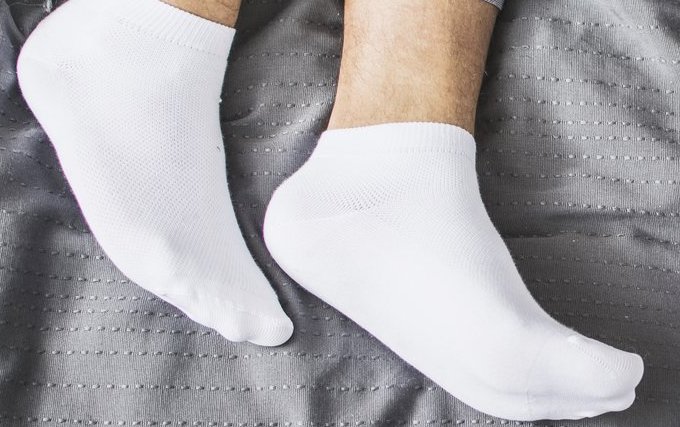 athlete's foot wear socks to bed